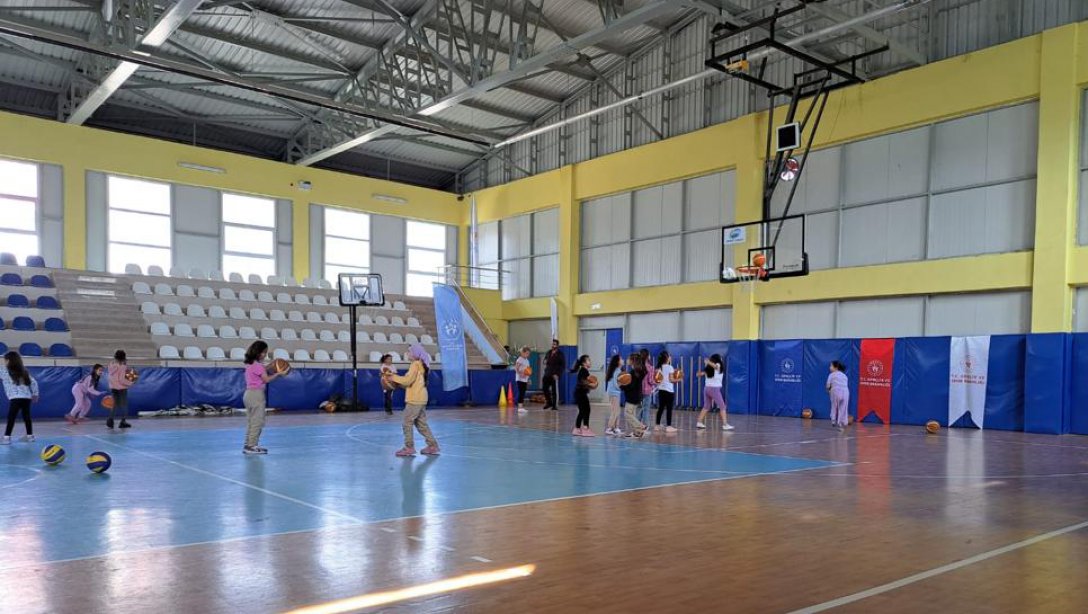 Atatürk İlkokulu Öğrencileri Spor Salonunda