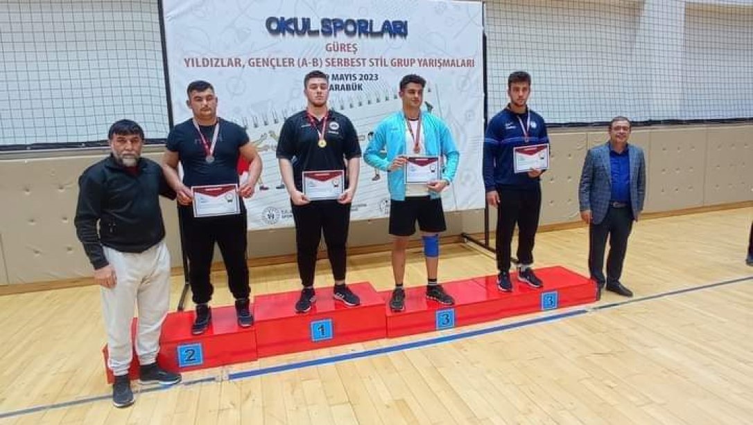 Okul Sporları Yıldızlar, Gençler Serbest Stil A Grubu Yarışmasında Almus ÇPL Öğrencimiz Yuşa Zekeriya İncir 110 kg'da 2. Olmuştur.