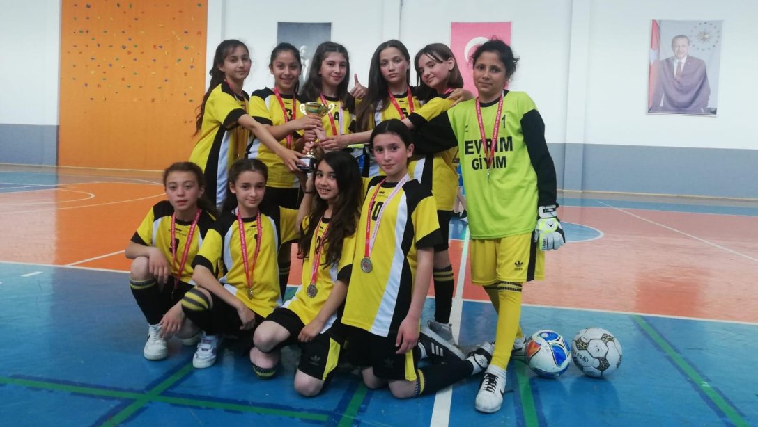 Akarçay Şehit Turan Yıldız Yatılı Bölge Ortaokulu Küçük Kızlar Futbol Takımı, İl 2. olmuştur. 