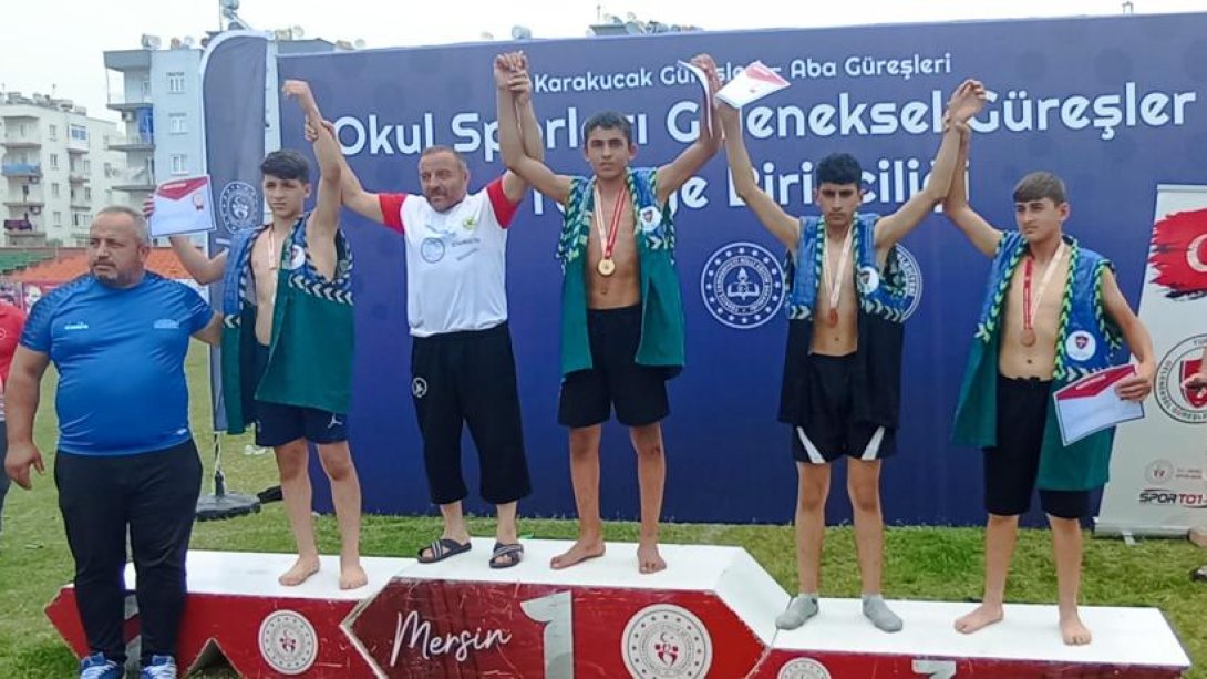 Mersin'de Düzenlenen Okul Sporları Karakucak-Aba Güreşleri Türkiye Şampiyonası'nda, Almus Cumhuriyet YBO Öğrencimiz -Deniz Kaplan 60 kg' da 1. -Salih Fırat Malak 2. Olmuştur.