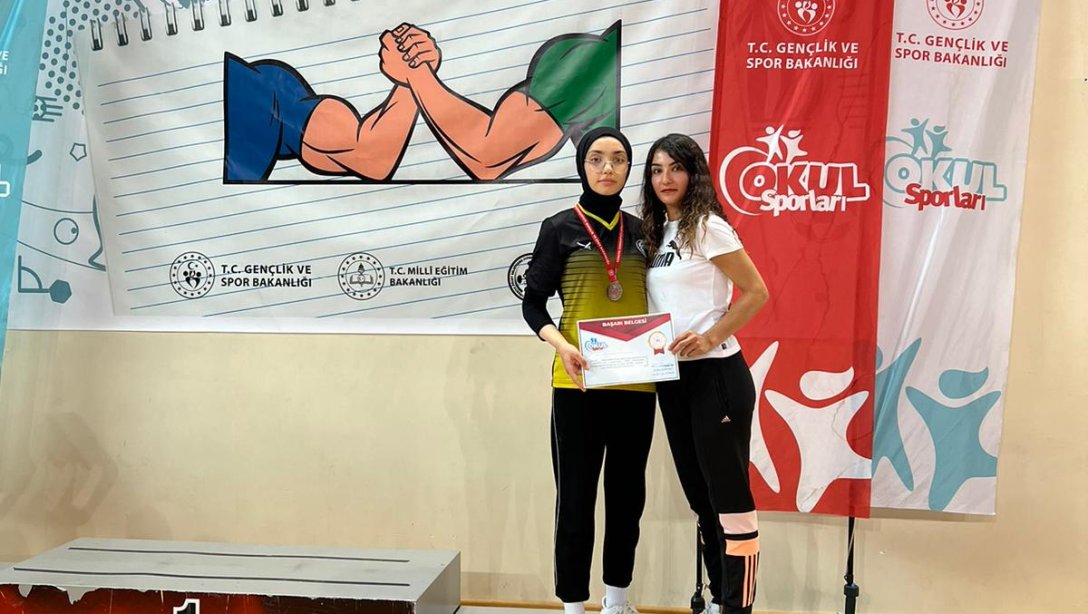Almus Cumhuriyet YBO Öğrencimiz Hayrunnisa Karaca 55 kg'da Sağ ve Sol Kol, Okul Sporları Bilek Güreşi Yıldızlar Türkiye Şampiyonası'nda 3. Olmuştur.
