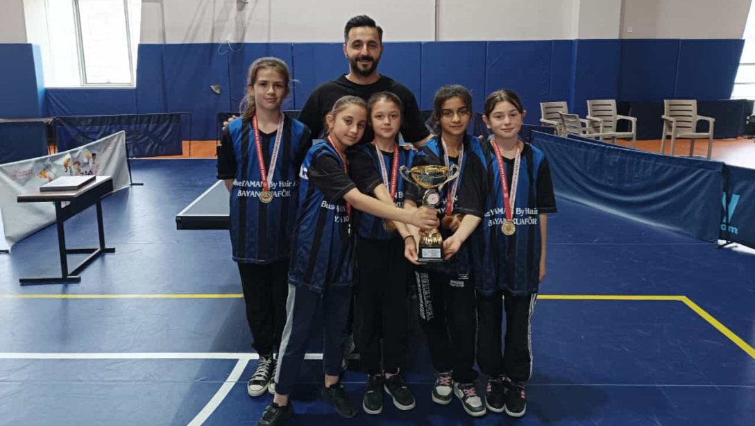 Çevreli Şehit Abdullah Eymur Ortaokulu Öğrencilerimiz, 'Küçük Kızlar Masa Tenisi' Yarışmasında Takım Halinde İl 1.' si olmuştur