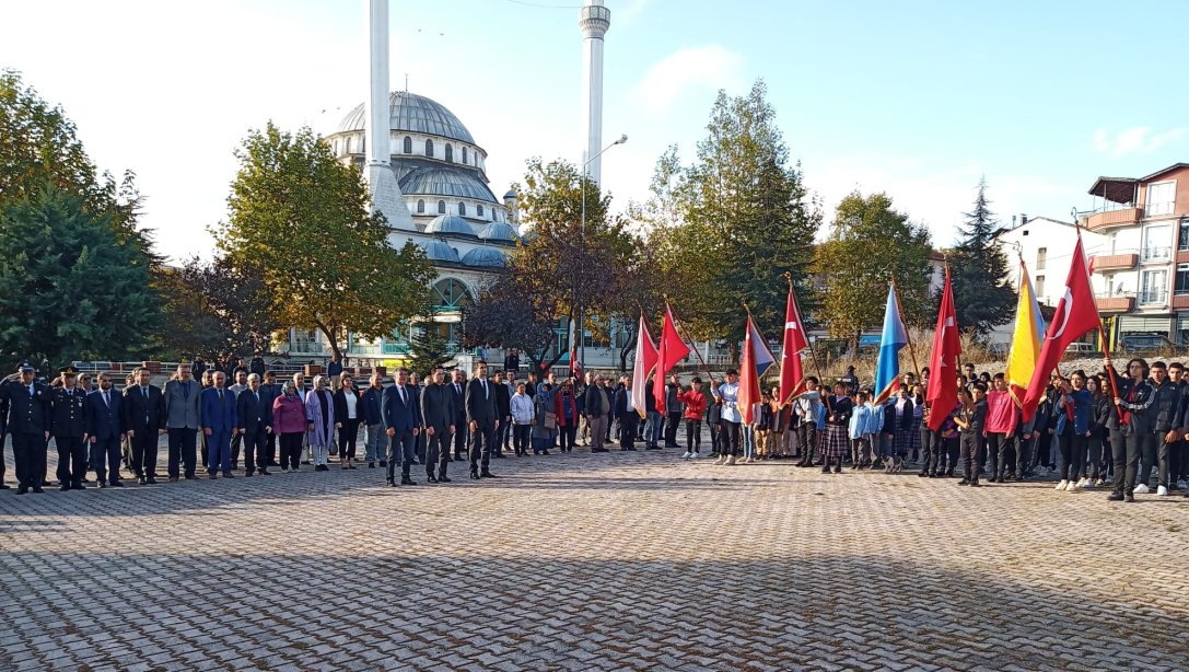 Mustafa Kemal Atatürk'ün Aramızdan Ayrılışının 85. Yıldönümü Münasebetiyle İlçemiz Cumhuriyet Meydanında Çelenk Sunma Töreni Düzenlendi.