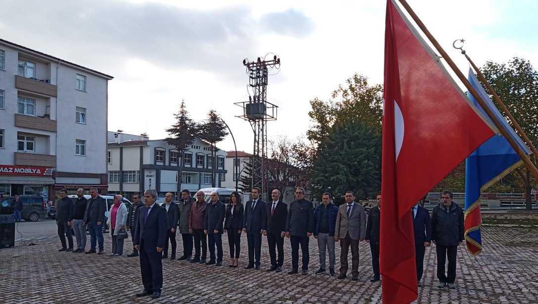 '24 Kasım Öğretmenler Günü' Dolayısıyla Almus Cumhuriyet Meydanında Çelek Sunma Töreni Düzenlendi.