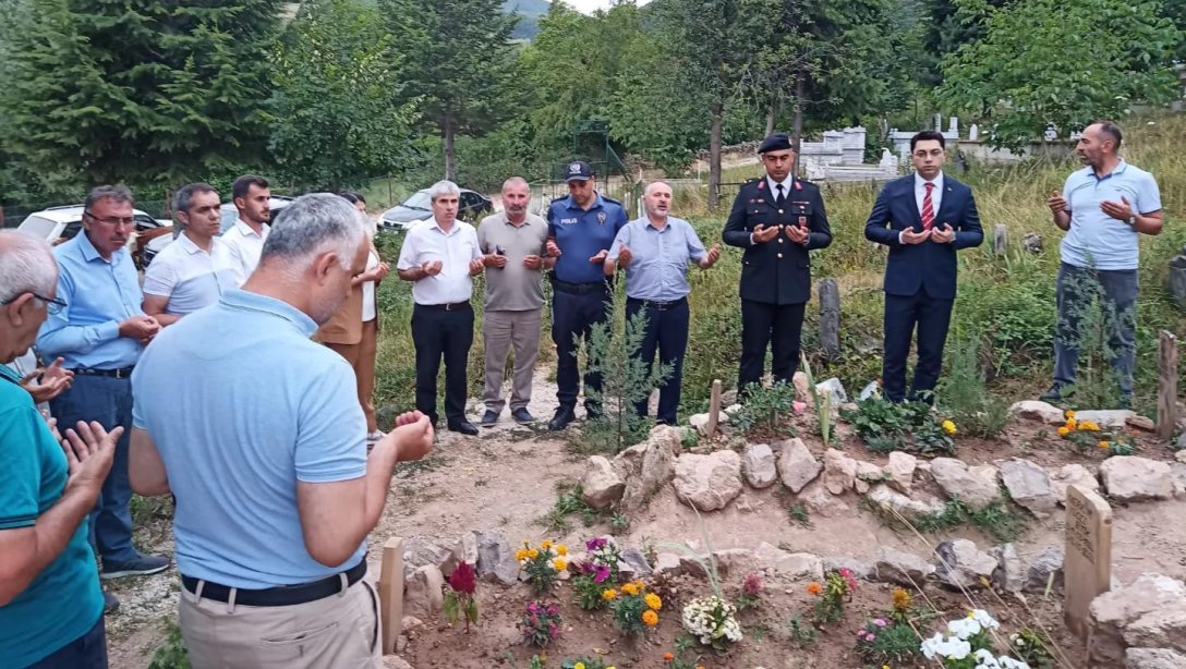 '15 Temmuz Demokrasi ve Milli Birlik Günü Anma Programı' Kapsamında, Şehitlerimizin Kabri Ziyaret Edildi.